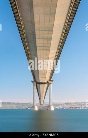 Ponte Osmangazi (Izmit Bay Bridge) situato a Izmit, Kocaeli, Turchia. Ponte sospeso acquisito con tecnica a lunga esposizione Foto Stock