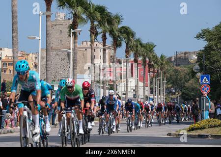 Termoli, Italia. 15 maggio 2024. Vista generale del gruppo che passa lungo il lungomare settentrionale ai piedi del centro storico di Termoli durante il 107° giro d'Italia 2024 - tappa 11 da Foiano di Val Fortore a Francavilla al Mare. (Foto di Elena Vizzoca/SOPA Images/Sipa USA) credito: SIPA USA/Alamy Live News Foto Stock