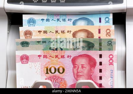 Soldi cinesi - yuan in una macchina di conteggio Foto Stock