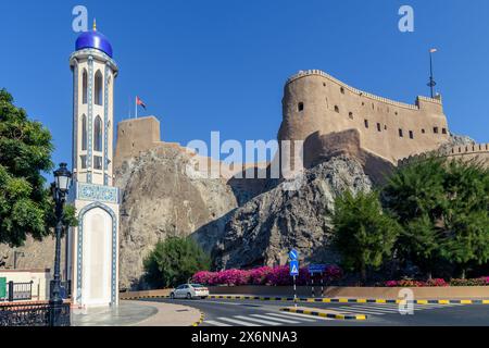 Mascate, Oman - 2 gennaio 2024: Una tranquilla mattinata vicino al forte al Mirani con l'iconica struttura che proietta una silhouette maestosa contro il blu chiaro sk Foto Stock