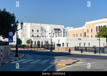 Mascate, Oman - 2 gennaio 2024: Una serena vista mattutina di una strada vuota di Mascate che mostra l'architettura incontaminata degli edifici bianchi e beige u Foto Stock