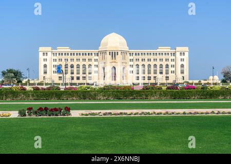 Mascate, Oman - 2 gennaio 2024: Un capolavoro di architettura moderna, si crogiola nel luminoso sole dell'Oman tra lussureggianti giardini verdi. Foto Stock