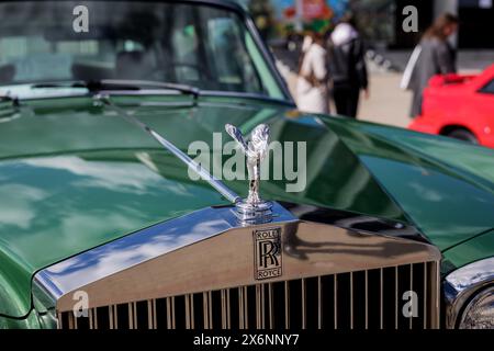 Minsk, Bielorussia, 16 maggio 2024 - parte anteriore ed emblema di un'auto d'epoca Rolls Royce. Foto Stock