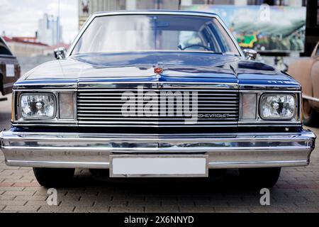 Minsk, Bielorussia, 16 maggio 2024 - Vista frontale dell'auto classica americana Chevrolet in Street Motor Show Foto Stock