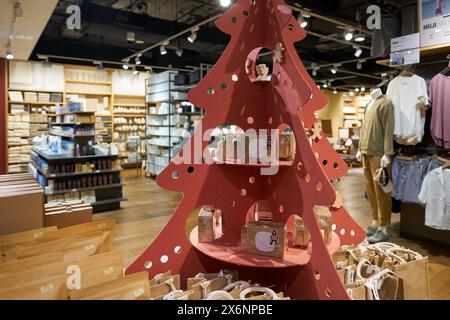 SINGAPORE - 06 NOVEMBRE 2023: Decorazioni natalizie all'interno del negozio Muji di Singapore. Muji è un rivenditore giapponese che vende un'ampia varietà di casalinghi Foto Stock