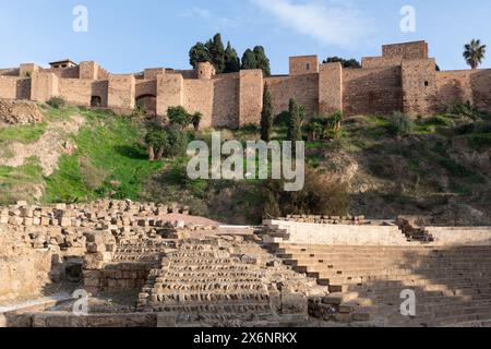 Vista dal basso dell'anfiteatro e delle mura esterne della fortezza Alcazaba di Malaga, Andalusia nel sud della Spagna. Foto Stock