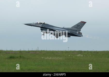 Un F-16 Fighting Falcon della U.S. Air Force, assegnato al 480th Fighter Squadron, parte per sostenere l'esercitazione Astral Knight 2024 da Spangdahlem Air Foto Stock