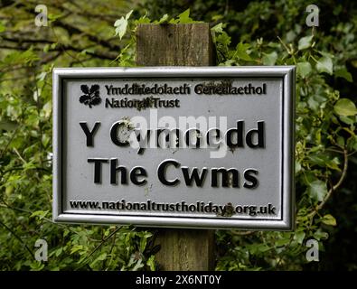 Colby Woodland Garden, Pembrokeshire, Galles del Sud, Galles, Regno Unito - cartello del National Trust per il cottage Cwms Foto Stock