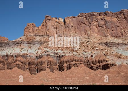 Maestose formazioni rocciose del deserto sotto un cielo azzurro Foto Stock