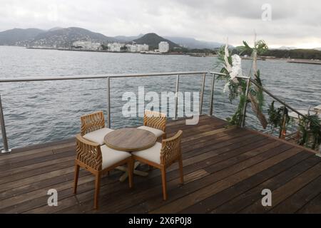 © PHOTOPQR/NICE MATIN/Jean Francois Ottonello ; Mandelieu-la-Napoule ; 16/05/2024 ; visita de Canua Island, île nomade flottante, veille de Son inauguration, ici au mouillage dans la baie de Mandelieu Mandelieu la Napoule, vicino - Cannes, Francia, 16 maggio 2024 Un giorno prima della sua apertura, visita dell'isola di Canua. Isola di Canua. Isola artificiale, galleggiante questo paradiso galleggiante ha un nome: Canua Island. Sarà un Beach club, che promette l'eleganza del Club 55 durante il giorno e l'atmosfera dell'Hotel Costes la sera, con un ristorante, un lounge bar a 360° sul tetto, due piscine Foto Stock