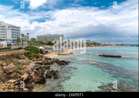 Protaras, Cipro; 5 maggio 2024: La vista di Sunrise Beach nel resort Protaras a Cipro con cielo nuvoloso e acqua turchese sulla spiaggia Foto Stock