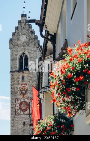 Lo Zwolferturm di Vipiteno (Sterzing), una torre alta 46 metri eretta nel 1470, un simbolo della città che divide la città nuova dalla città Vecchia Foto Stock