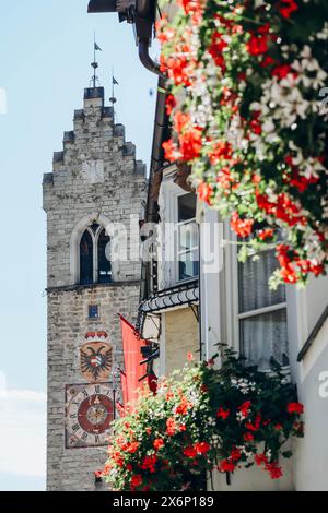 Lo Zwolferturm di Vipiteno (Sterzing), una torre alta 46 metri eretta nel 1470, un simbolo della città che divide la città nuova dalla città Vecchia Foto Stock