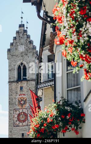 Lo Zwolferturm di Vipiteno (Sterzing), una torre alta 46 metri eretta nel 1470, un simbolo della città che divide la città nuova dalla città Vecchia Foto Stock