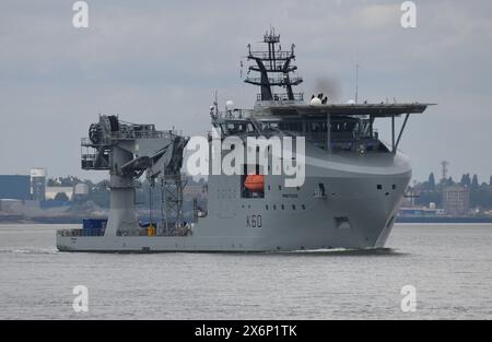 RFA Proteus salpa da Londra dopo aver visitato la HMS Belfast nell'Upper Pool di Londra. Il Ministero della difesa acquisisce la nave per 62 milioni di dollari, Foto Stock