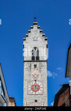 Lo Zwolferturm di Vipiteno (Sterzing), una torre alta 46 metri eretta nel 1470, un simbolo della città che divide la città nuova dalla città Vecchia Foto Stock