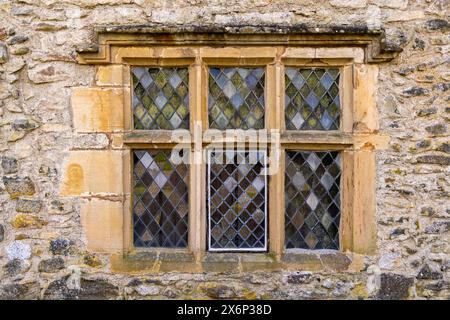 Vetrata a forma di diamante a Levens Hall, una casa elisabettiana, famosa per i suoi giardini topiari, Kendal, Lake District, Cumbria, Inghilterra, REGNO UNITO. Foto Stock