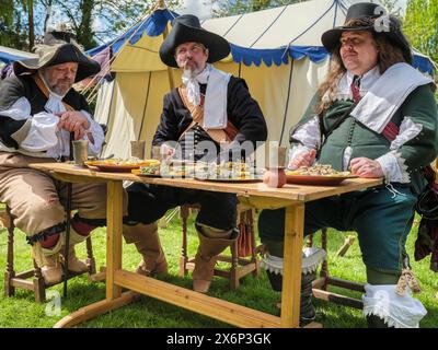 Malmesbury, Wiltshire, Inghilterra - sabato 4 maggio 2024. Il "Colonnello Devereuxs Regiment" viene nella cittadina collinare di Malmesbury per rimettere in atto l'impor Foto Stock