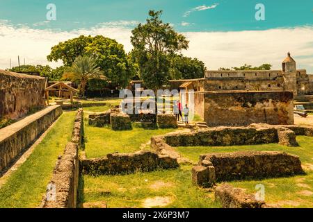 Un gruppo di amici che esplorano le rovine di Fort Jesus a Mombasa, Kenya Foto Stock