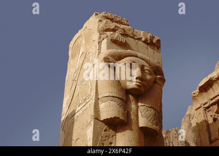 Colonna Hathor Head al Tempio di Hatshepsut a Deir el Bahari, Cisgiordania, Luxor Egitto Foto Stock