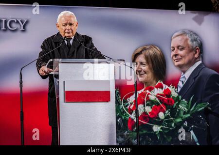 Varsavia, Mazovia, Polonia. 10 aprile 2024. Jaros?aw Kaczy?ski, fratello del defunto presidente polacco Lech Kaczy?scambia durante la cerimonia di commemorazione della sua morte. La Polonia commemora il 14° anniversario del disastro aereo di Smole?sk che ha ucciso il presidente polacco Lech Kaczy?ski, sua moglie Maria, e altri 94 dignitari e membri dell'equipaggio. Data l'antipatia tra il partito legge e giustizia guidato dal fratello gemello di Kaczy'ski, Jaros'aw, e la Coalizione Civica guidata dall'attuale primo ministro polacco, Donald Tusk; oltre un decennio dopo dall'incidente, l'anniversario è ora pubblicamente commemorato dal paese Foto Stock