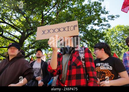 Gli studenti cantano slogan pro-Palestina e tengono bandiere e striscioni palestinesi durante la prima manifestazione in Polonia organizzata da studenti e studiosi contro l'attacco israeliano alla Striscia di Gaza di fronte al Collegium Novum, l'ufficio del preside dell'Università Jagellonica a Cracovia, Polonia, il 15 maggio 2024. Foto Stock