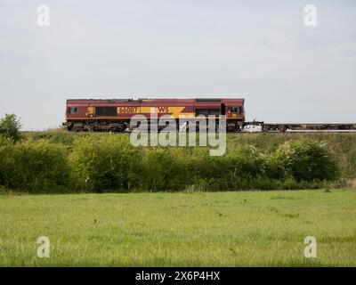 EWS classe 66 locomotiva diesel n. 66087 che trae un treno freightliner a Hatton Bank, Warwickshire, Regno Unito Foto Stock