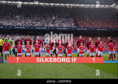 Copenaghen, Danimarca. 09 maggio 2024. I giocatori del Silkeborg IF si preparano per la finale di coppa danese tra il Silkeborg IF e l'Aarhus GF al Parken di Copenaghen. (Credito fotografico: Gonzales Photo - Morten Kjaer). Foto Stock