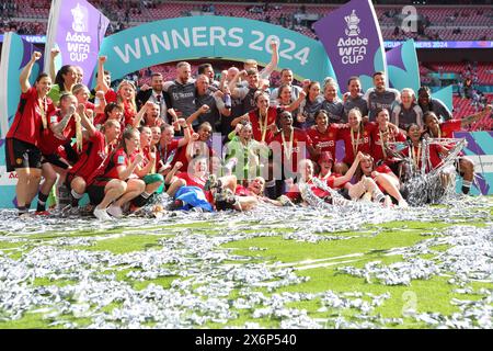 Le donne del Manchester United celebrano la vittoria della finale di Adobe fa Women's Cup contro Tottenham Hotspur Women Wembley Stadium Londra Regno Unito 12 maggio 2024 Foto Stock