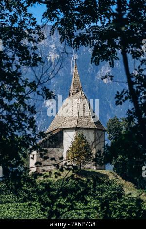 Pinot Noir Trail - il percorso del vino e della cultura si trova nella famosa zona di Pinot Noir, ai margini del Parco naturale del Monte Corno Foto Stock