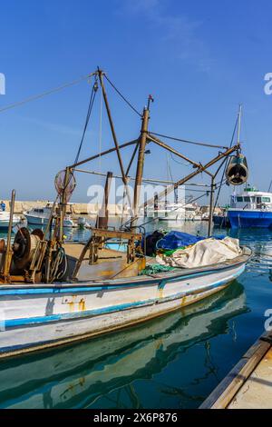 Jaffa, Israele - 10 maggio 2024: Veduta dei pescherecci nello storico porto di Jaffa, ora parte di Tel-Aviv-Yafo, Israele Foto Stock