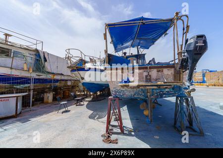 Jaffa, Israele - 10 maggio 2024: Veduta dei cantieri navali e dei pescherecci nello storico porto di Jaffa, ora parte di Tel-Aviv-Yafo, Israele Foto Stock
