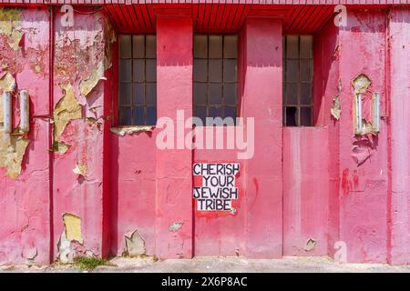 Giaffa, Israele - 10 maggio 2024: Veduta e vecchio edificio rosa, nella città vecchia di Giaffa, ora parte di Tel-Aviv-Yafo, Israele Foto Stock