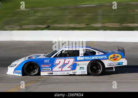 Delaware, Canada. 10 maggio 2024, il Delaware Speedway apre le porte per la 72a stagione. Late Pro Model driver Kyle Steckly (22S) dall'Ontario Foto Stock