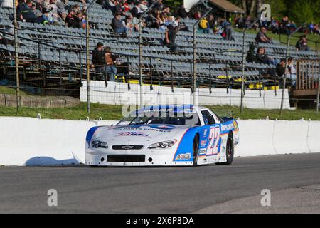 Delaware, Canada. 10 maggio 2024, il Delaware Speedway apre le porte per la 72a stagione. Late Pro Model driver Kyle Steckly (22S) dall'Ontario Foto Stock