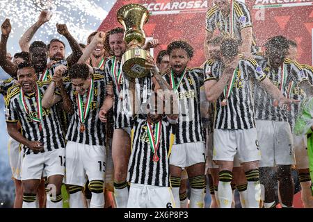 I giocatori della Juventus festeggiano con il trofeo al termine della finale di Coppa Italia tra Atalanta BC e Juventus FC allo stadio Olimpico di Roma (Italia), 15 maggio 2024. La Juventus sconfisse l'Atalanta 1-0. La Juventus sconfisse l'Atalanta 1-0. Foto Stock