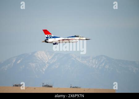 Il capitano Taylor "FEMA" Hiester, comandante e pilota dell'F-16 Viper Demonstration Team, esegue un flyby alla Edwards Air Force base, California, maggio Foto Stock