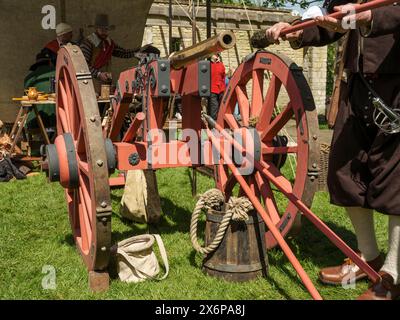 Malmesbury, Wiltshire, Inghilterra - sabato 4 maggio 2024. Il "Colonnello Devereuxs Regiment" viene nella cittadina collinare di Malmesbury per rimettere in atto l'impor Foto Stock