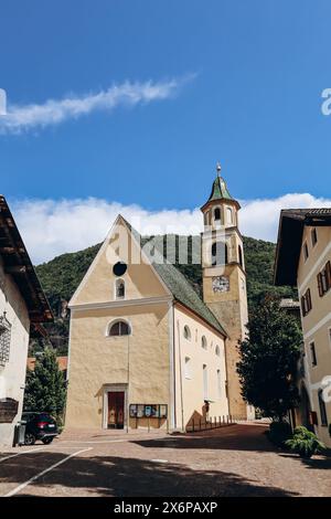 Pinot Noir Trail - il percorso del vino e della cultura si trova nella famosa zona di Pinot Noir, ai margini del Parco naturale del Monte Corno Foto Stock