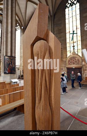 Erfurt, Germania. 16 maggio 2024. Una stele per l'unità degli ebrei e dei cristiani si trova nella cattedrale di Santa Maria di Erfurt. La stele è intitolata "Sinagoga ed Ekklesia" ed è stata creata nel 1999 dall'artista turingio Heiko Börner. È anche una reazione alle raffigurazioni diffamatorie anti-ebraiche all'interno e intorno alla cattedrale di Erfurt. Crediti: Martin Schutt/dpa/Alamy Live News Foto Stock