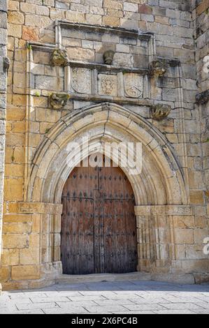 Porta della chiesa gotica di San Pedro a Garrovillas de Alconetar Foto Stock