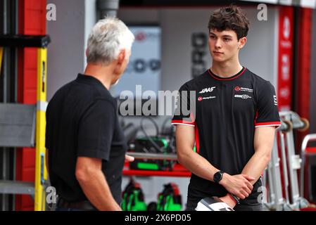 Imola, Italia. 16 maggio 2024. Oliver Bearman (GBR) pilota Ferrari Reserve con Damon Hill (GBR) presentatore Sky Sports. Campionato del mondo di Formula 1, Rd 7, Gran Premio dell'Emilia Romagna, giovedì 16 maggio 2024. Imola, Italia. Crediti: James Moy/Alamy Live News Foto Stock