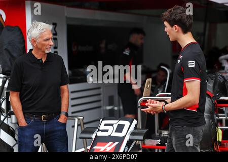 Imola, Italia. 16 maggio 2024. Oliver Bearman (GBR) pilota Ferrari Reserve (a destra) con Damon Hill (GBR) presentatore Sky Sports. Campionato del mondo di Formula 1, Rd 7, Gran Premio dell'Emilia Romagna, giovedì 16 maggio 2024. Imola, Italia. Crediti: James Moy/Alamy Live News Foto Stock