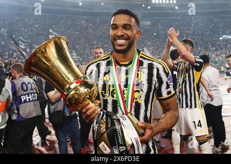 Roma, Italie. 15 maggio 2024. Gleison Bremer della Juventus celebra la vittoria con la coppa al termine della Coppa Italia, finale di calcio tra Atalanta BC e Juventus FC il 15 maggio 2024 allo Stadio Olimpico di Roma - Photo Federico Proietti/DPPI Credit: DPPI Media/Alamy Live News Foto Stock