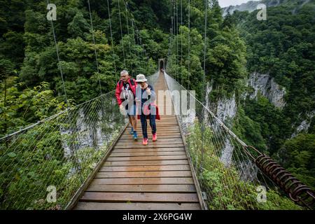 pasarela d'Holtzarte, gargantas de Holzarté, Larrau, región de Aquitania, departamento de Pirineos Atlánticos, Francia. Foto Stock