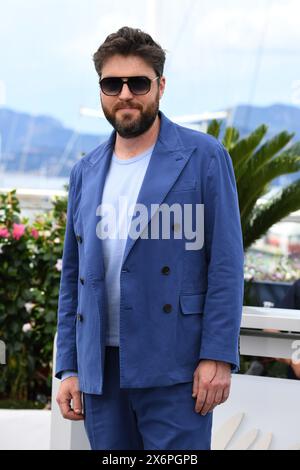 CANNES, FRANCIA - 16 MAGGIO: Tom Burke partecipa alla Photocall "Furiosa: A Mad Max Saga" (Furiosa: Une Saga Mad Max) al 77° Festival annuale di Cannes al Palais des Festivals il 16 maggio 2024 a Cannes, Francia. Crediti : Media Pictures/Alamy Stock Live News Foto Stock