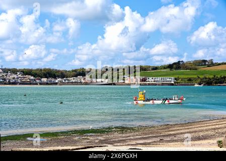 La vista sull'estuario del fiume Camel da Rock con il traghetto passeggeri che arriva da Padstow in un giorno di primavera soleggiato, nella Cornovaglia settentrionale Inghilterra Regno Unito Foto Stock