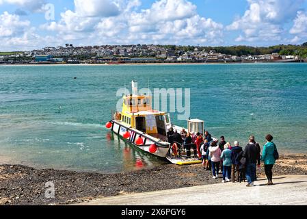 La vista sull'estuario del fiume Camel da Rock con il traghetto passeggeri che arriva da Padstow in un giorno di primavera soleggiato, nella Cornovaglia settentrionale Inghilterra Regno Unito Foto Stock