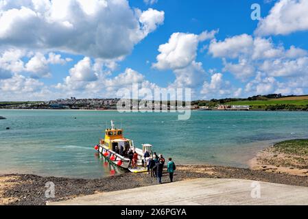 La vista sull'estuario del fiume Camel da Rock con il traghetto passeggeri che arriva da Padstow in un giorno di primavera soleggiato, nella Cornovaglia settentrionale Inghilterra Regno Unito Foto Stock