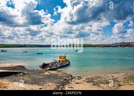 La vista sull'estuario del fiume Camel da Rock con traghetto passeggeri in arrivo da Padstow in un giorno di primavera soleggiato, nella Cornovaglia settentrionale, Inghilterra, Regno Unito Foto Stock